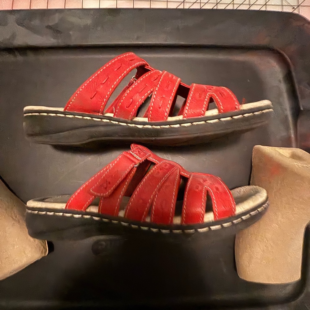 Kohl's Red and Tan Strappy Sandals - Picture 4 of 8